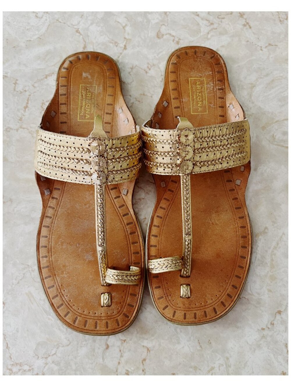 VTG Arizona Jeans Sz 9 Gold Metallic Leather Boho Toe Ring Sandals